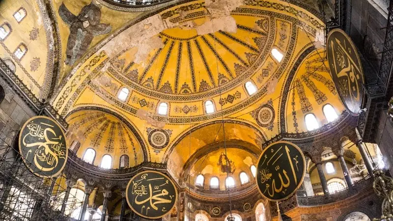 The impressive nave of the Hagia Sophia