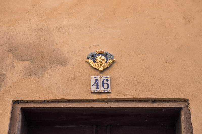 #46: Gold phoenix under red-crown medallion
