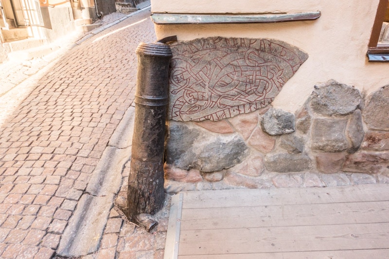 Canon barreal protecting Viking age runestone
