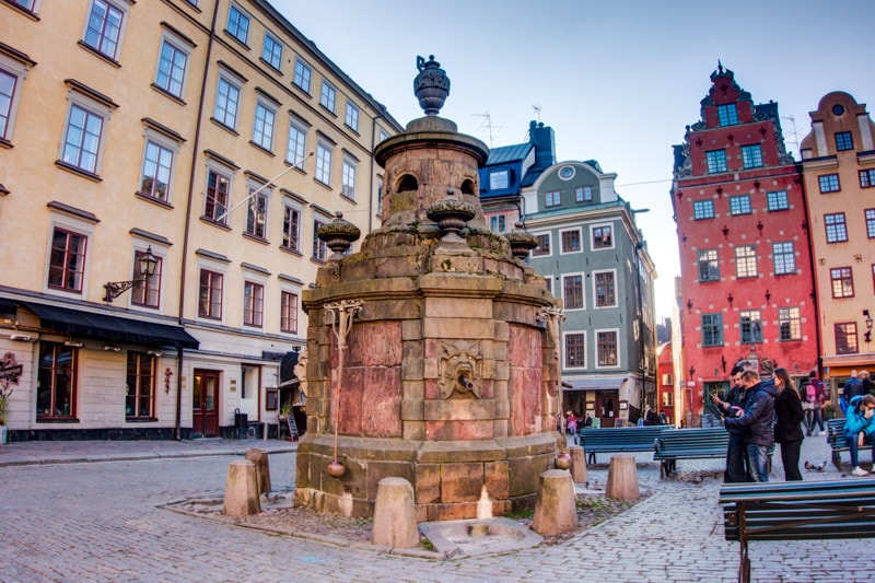 The well at the center of Stortorget