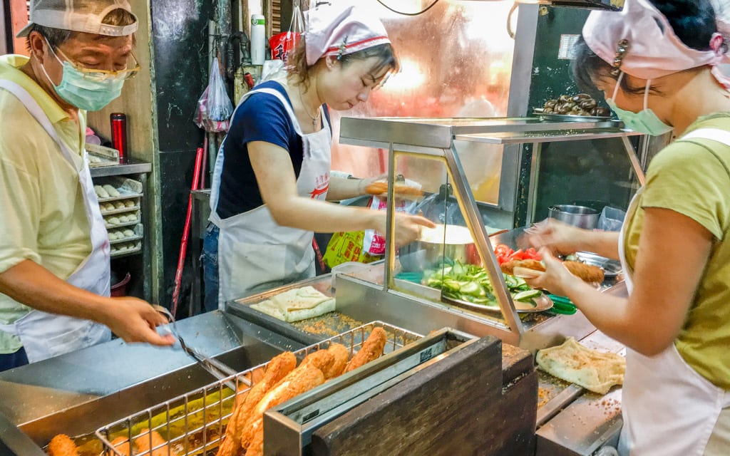Deep frying and preparing sandwiches, Nutritious Sandwich at Stall 58, Keelung Miaokou Night Market, Taipei, Taiwan