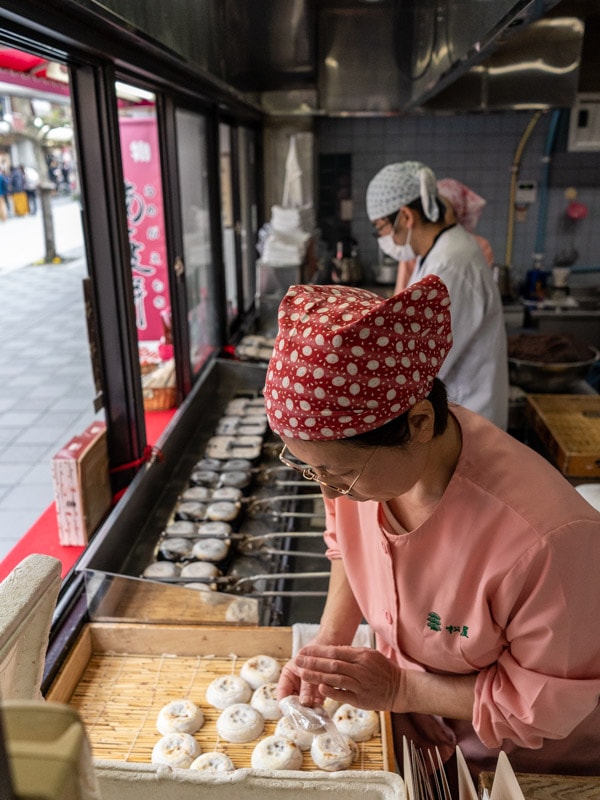 Packaging each piece of umegae mochi, Tenjinsama-dori Street, Dazaifu, Fukuoka, Japan