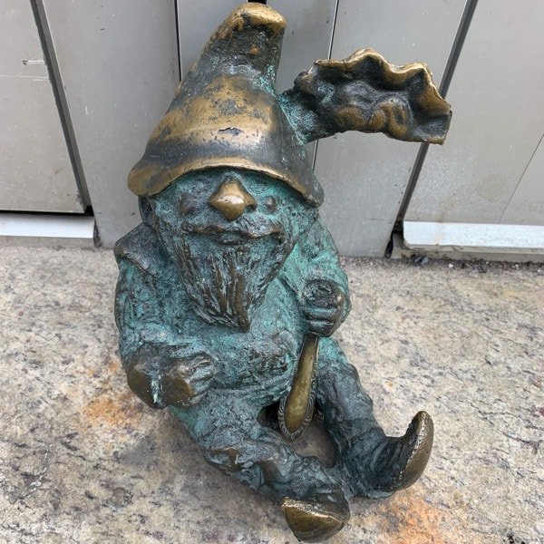Sitting dwarf