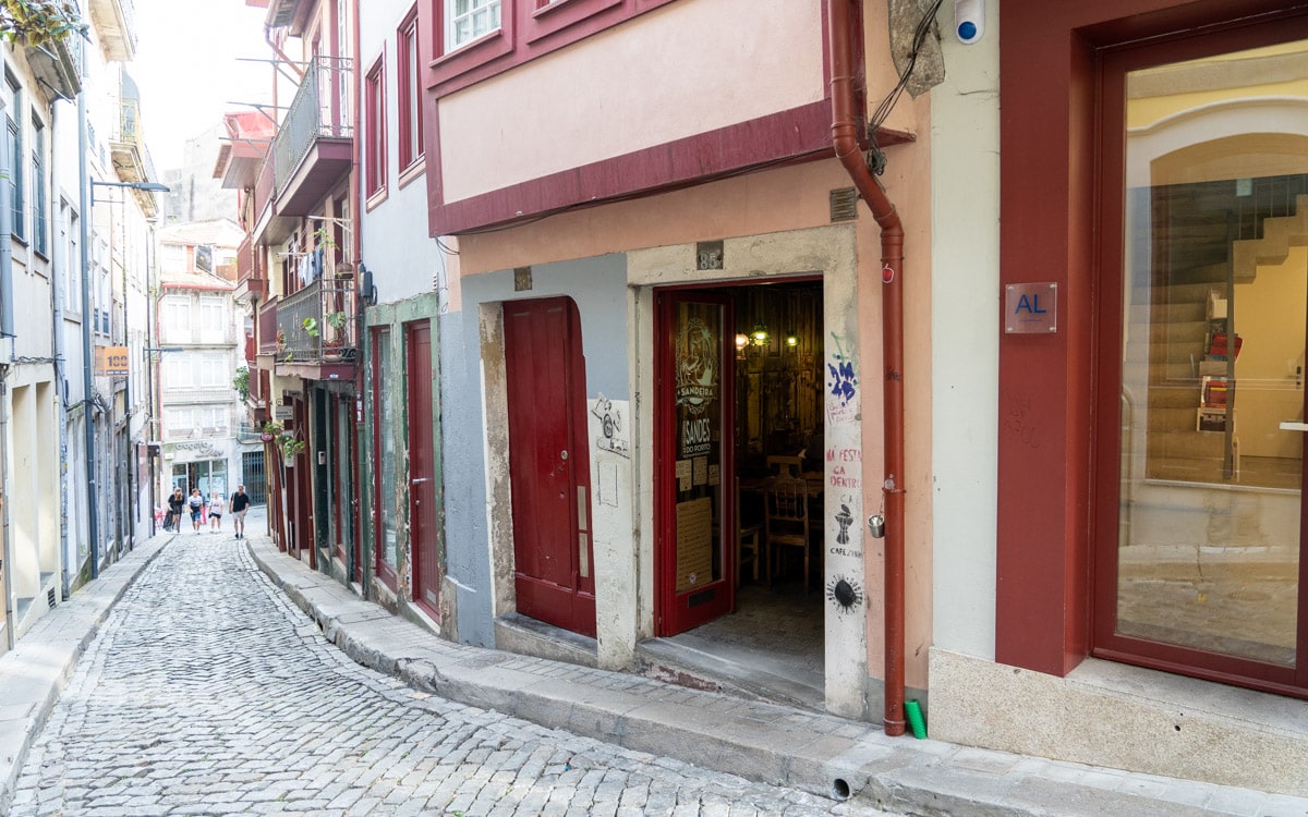 Located uphill from Rua das Flores is A Sandeira do Porto in Porto, Portugal