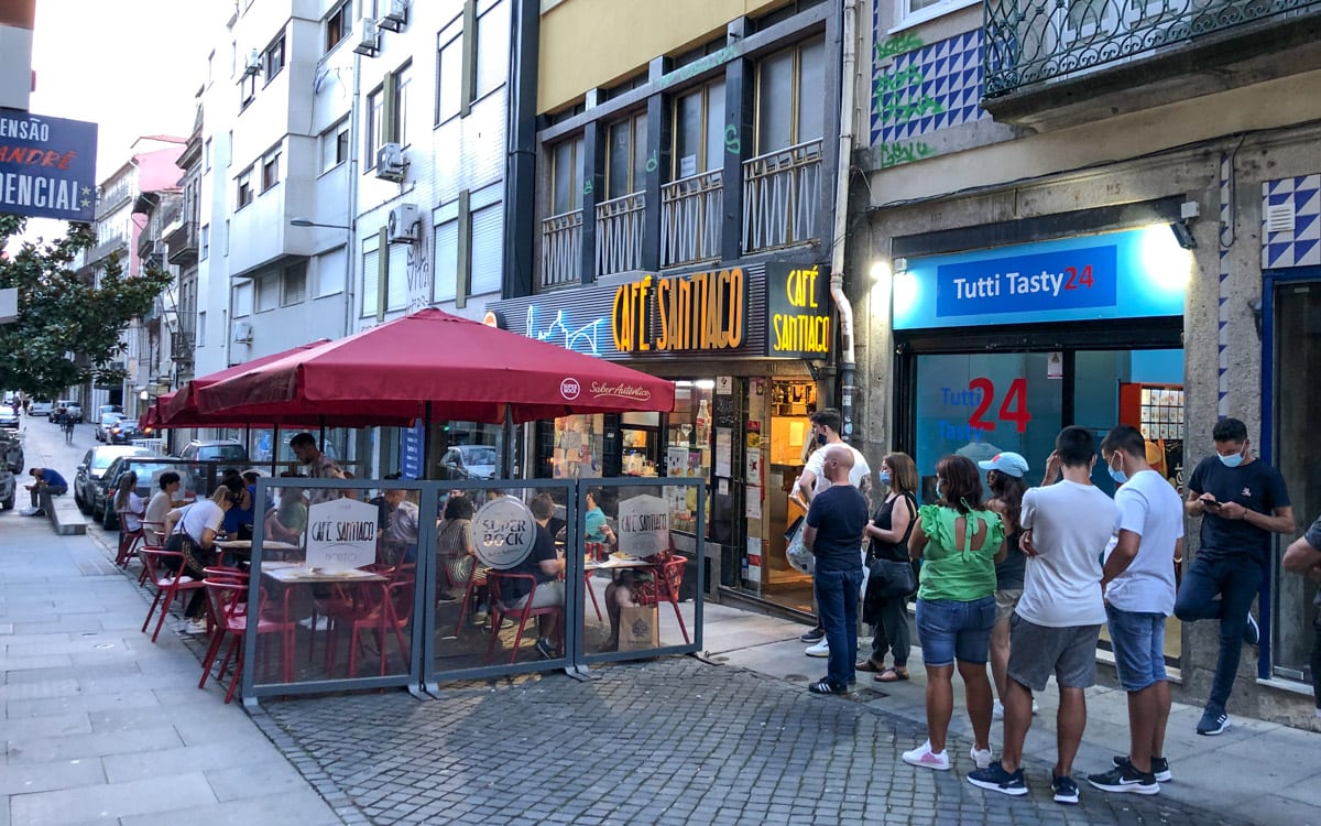 Café Santiago, serving one of the best francesinha in Porto