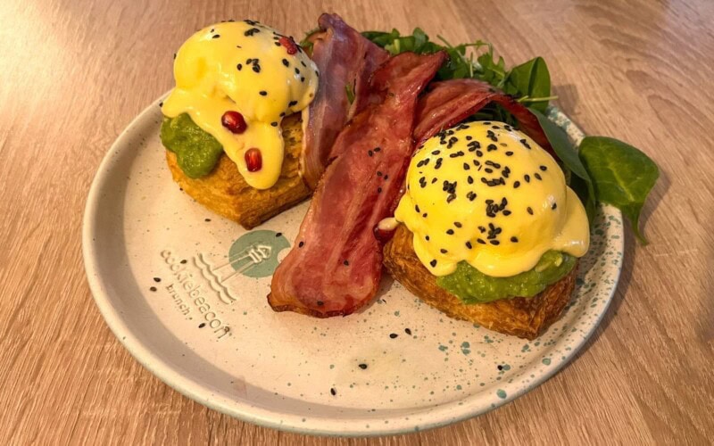 eggs_benedict_on_biscuit_and_avocado_bacon_cookie_beacon_budapest