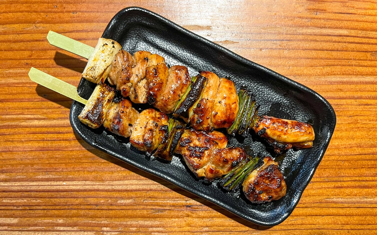 Momo Kizokuyaki Tare (Chicken Thigh and Leek Skewer), Torikizoku, Osaka, Japan